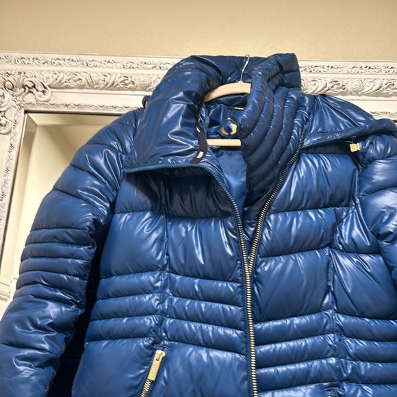 WATER RESISTANT HOODED PUFFER JACKET IN DEEP SEA BLUE (M) - Picture 4 of 9